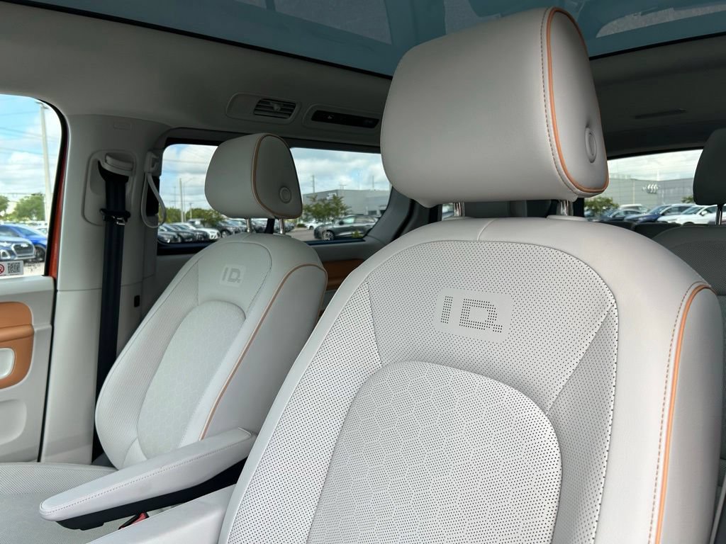 Used 2025 Volkswagen ID. Buzz Pro S Plus RWD image 17