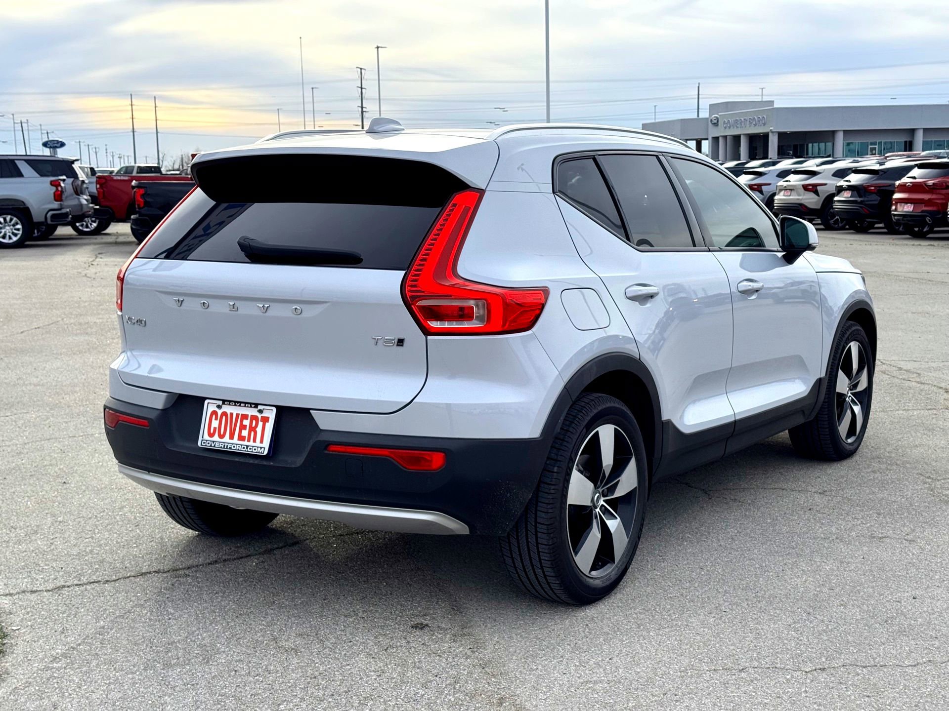 Used 2022 Volvo XC40 T5 Momentum w/ Premium Package image 6