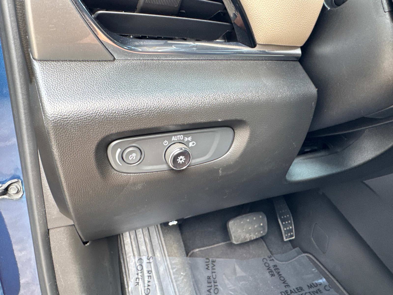 Used 2023 Chevrolet Traverse LS image 32