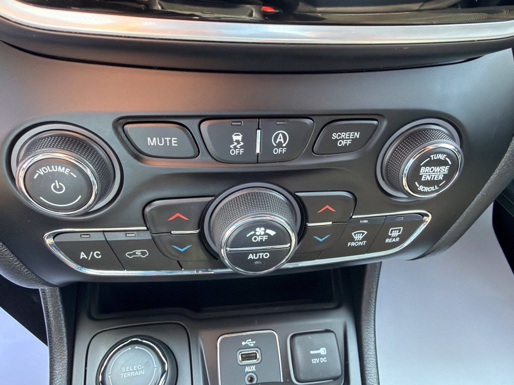 Used 2019 Jeep Cherokee Limited AWD/4WD image 35