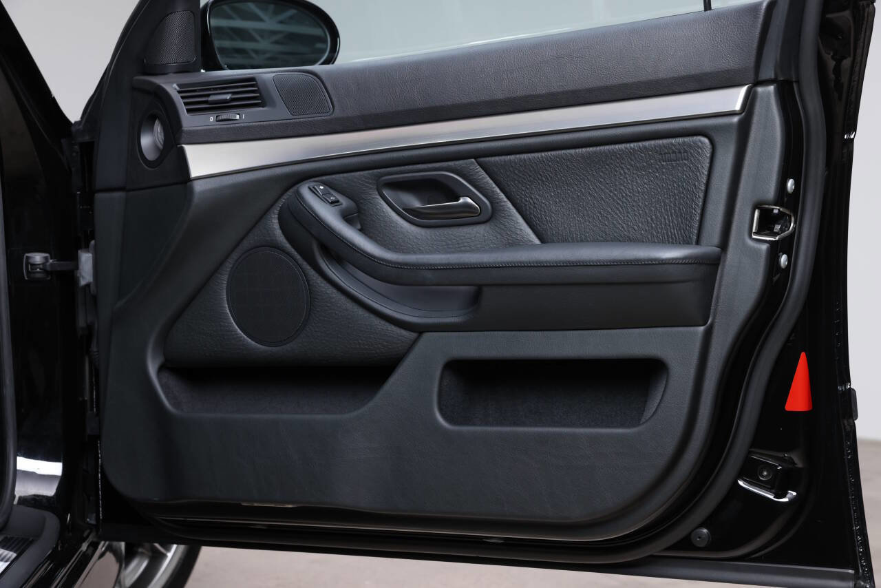 Used 2002 BMW M5 image 96