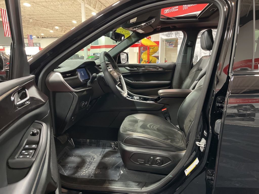 Used 2023 Jeep Grand Cherokee Altitude image 10