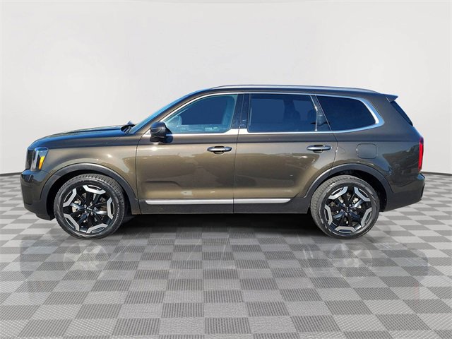 Used 2023 Kia Telluride S image 2