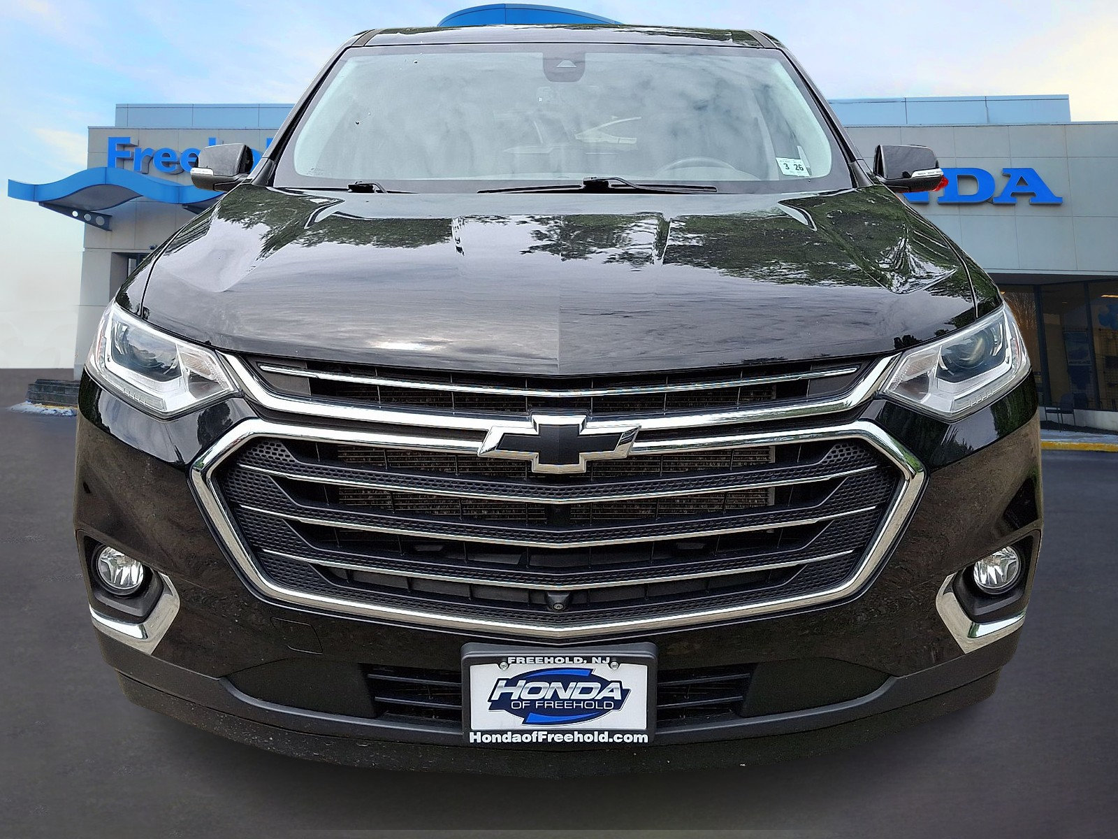Used 2021 Chevrolet Traverse LT w/ LT Premium Package AWD/4WD image 2