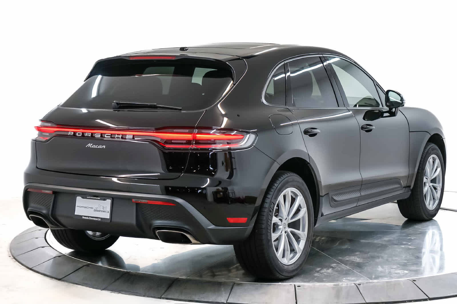 Certified 2026 Porsche Macan AWD/4WD image 9