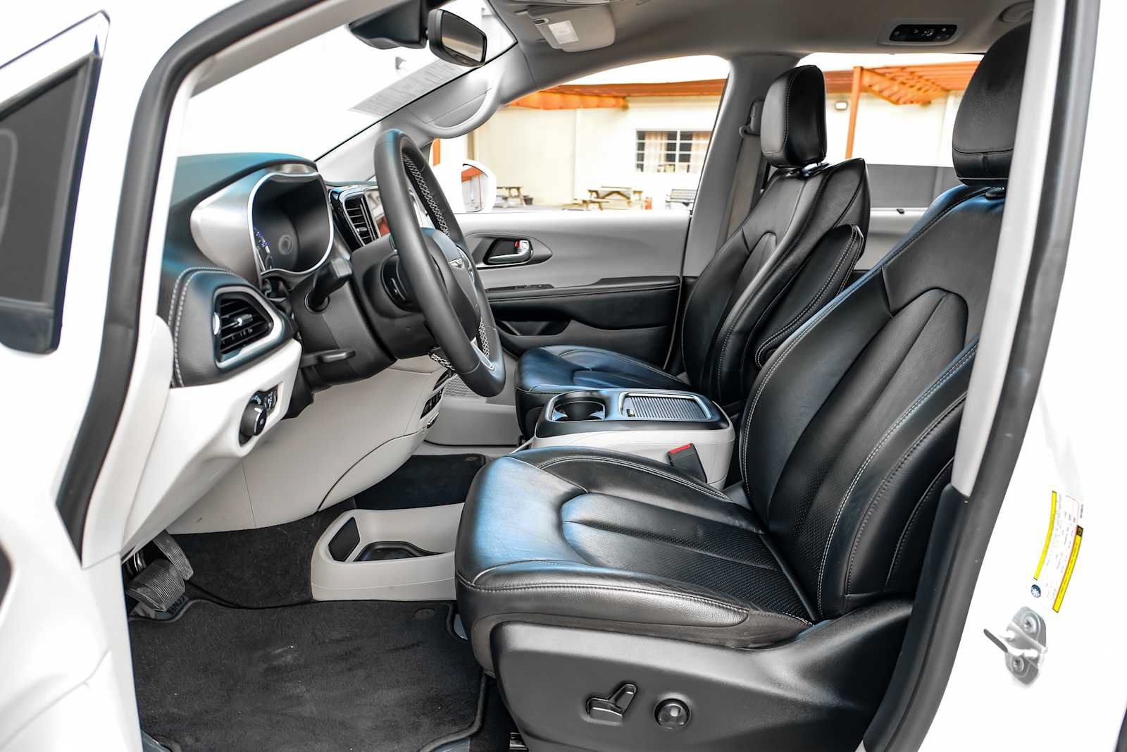 Used 2022 Chrysler Pacifica Touring-L AWD/4WD image 4
