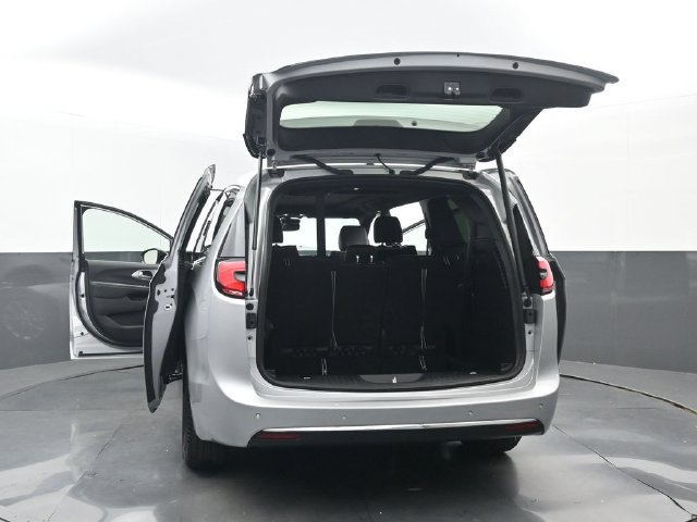 Used 2026 Chrysler Pacifica Limited FWD image 36