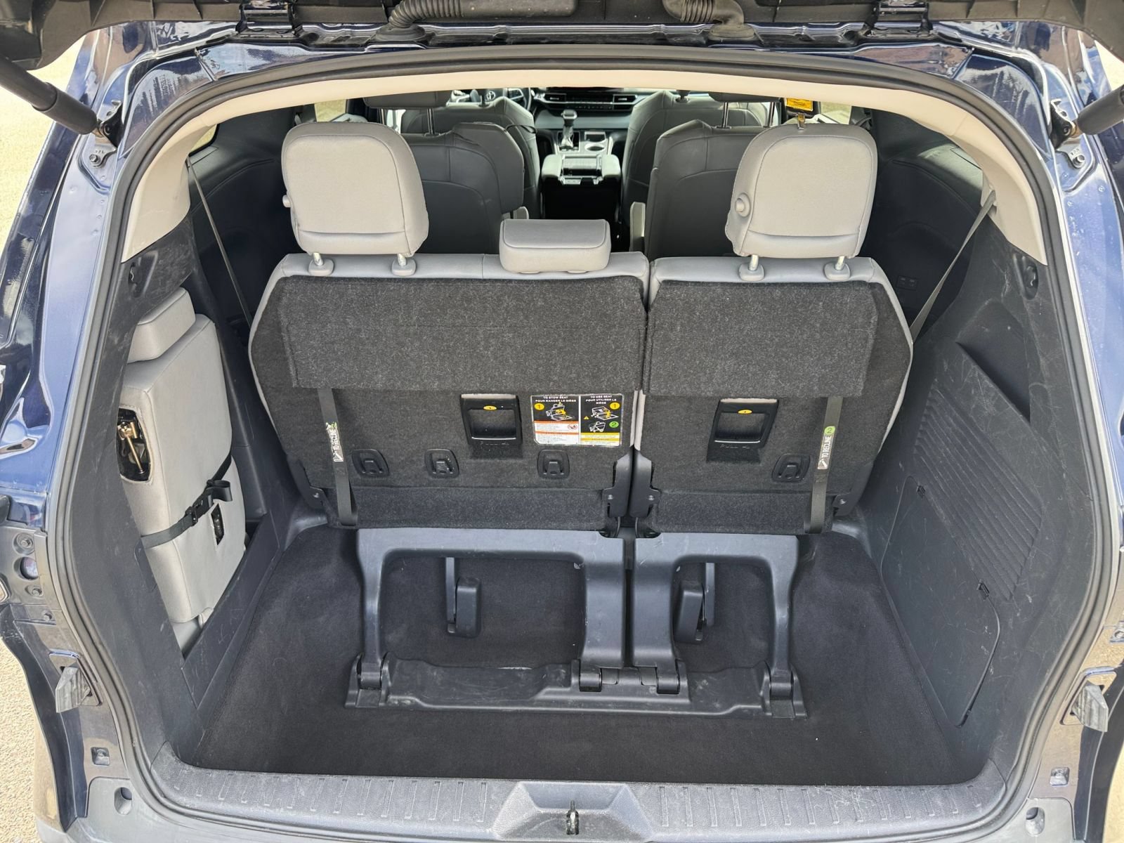 Used 2025 Toyota Sienna XLE FWD image 32