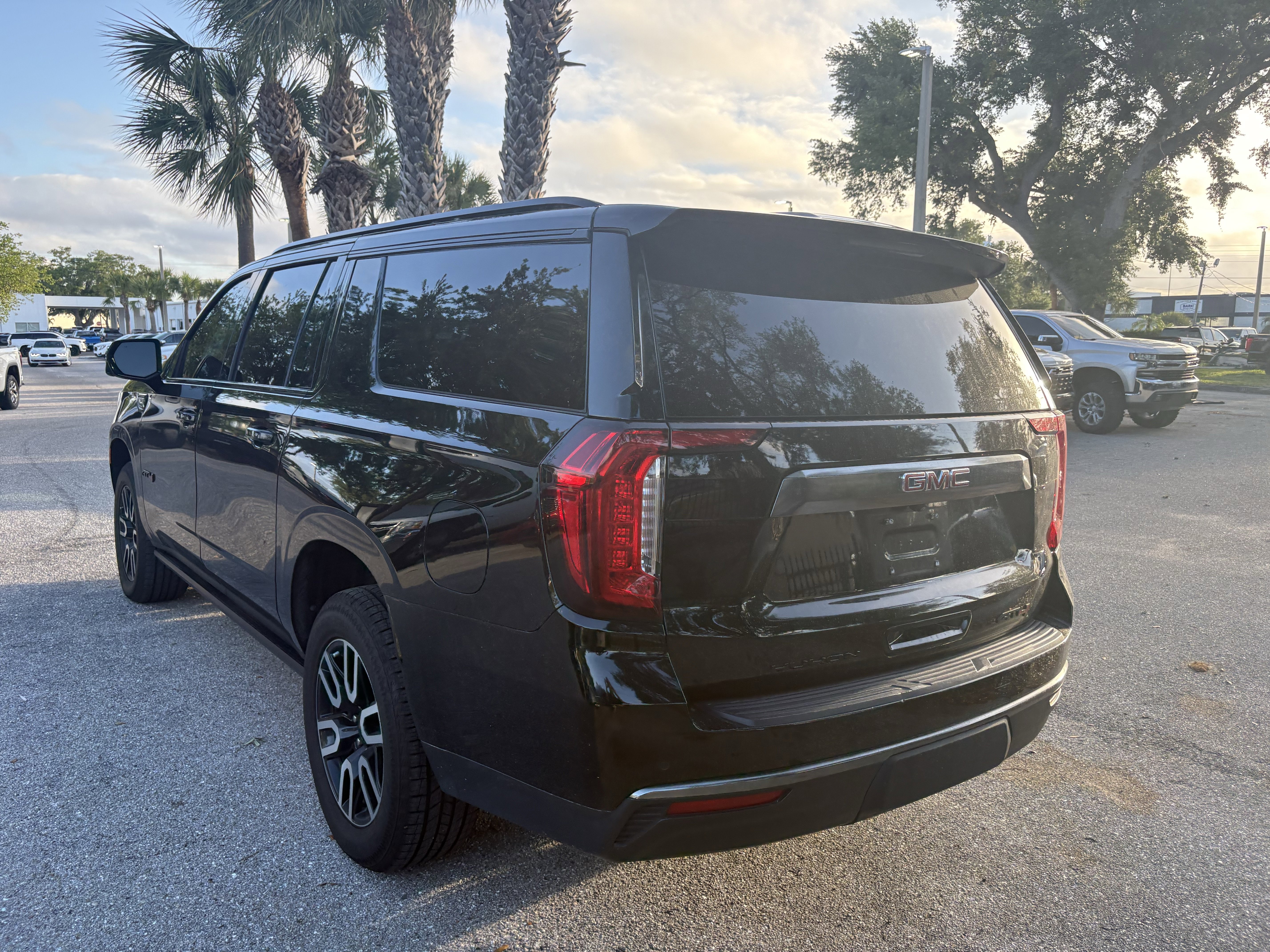 Used 2023 GMC Yukon XL AT4 w/ AT4 Premium Plus Package image 4