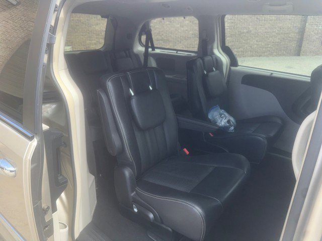 Used 2014 Chrysler Town & Country Touring-L w/ Driver Convenience Group FWD image 16