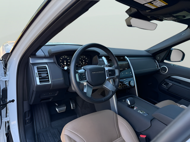 Certified 2025 Land Rover Discovery Dynamic SE AWD/4WD image 14