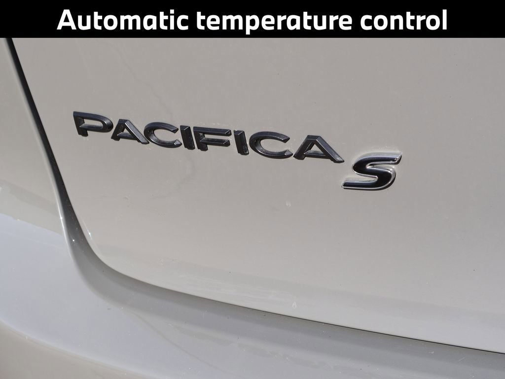 Used 2025 Chrysler Pacifica Limited image 9