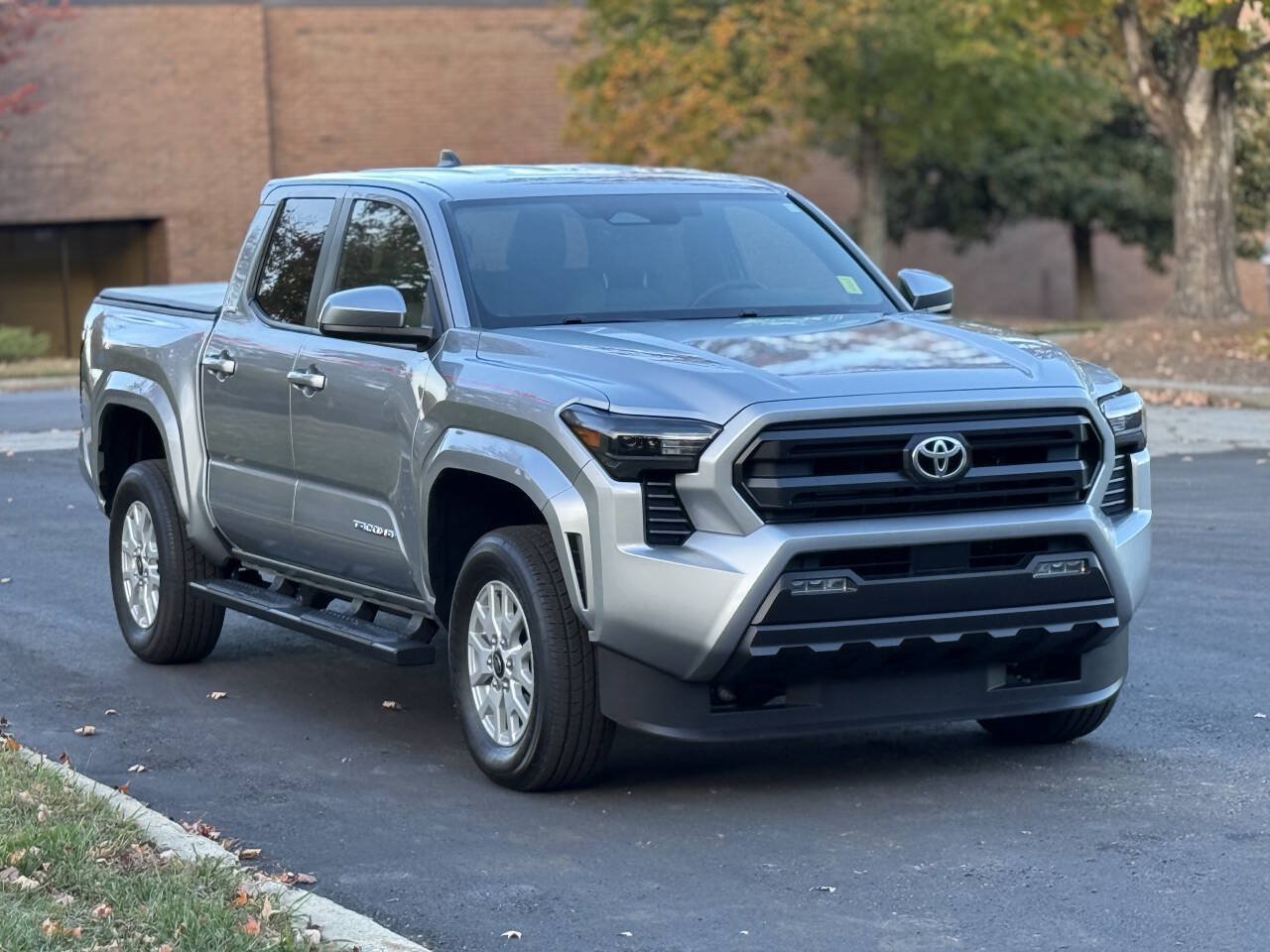 Used 2025 Toyota Tacoma SR5 AWD/4WD image 3