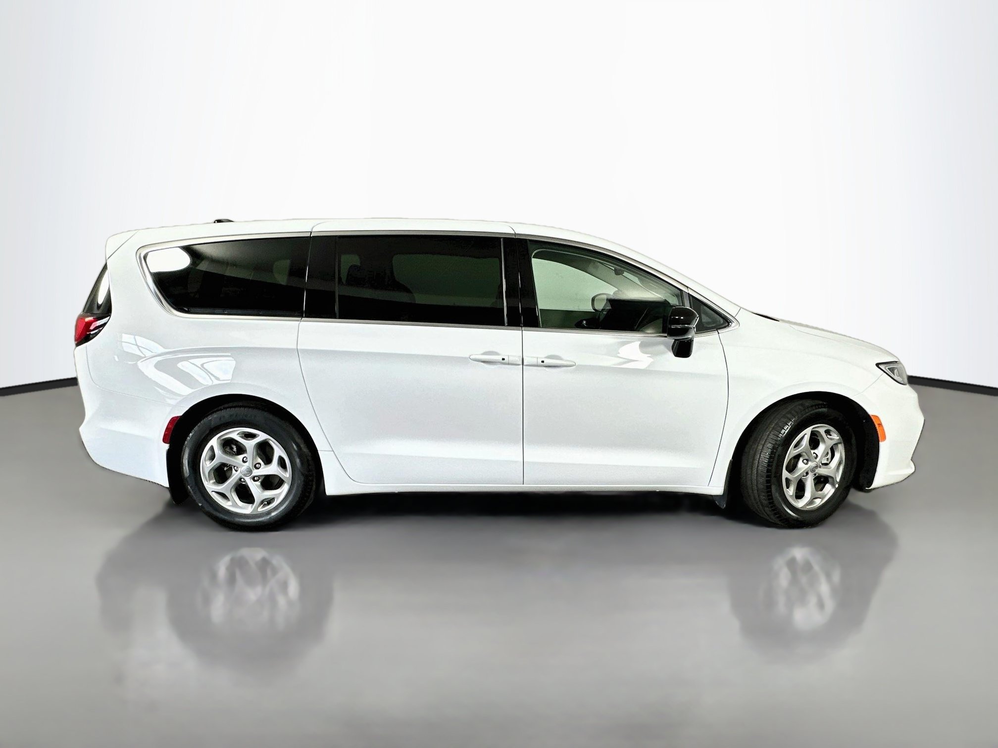 Used 2024 Chrysler Pacifica Limited FWD image 8