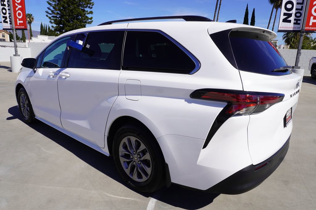Certified 2022 Toyota Sienna LE image 5