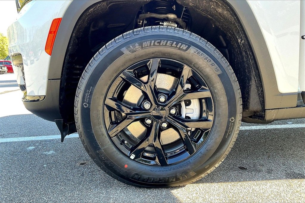 New 2025 Jeep Grand Cherokee L Altitude image 12