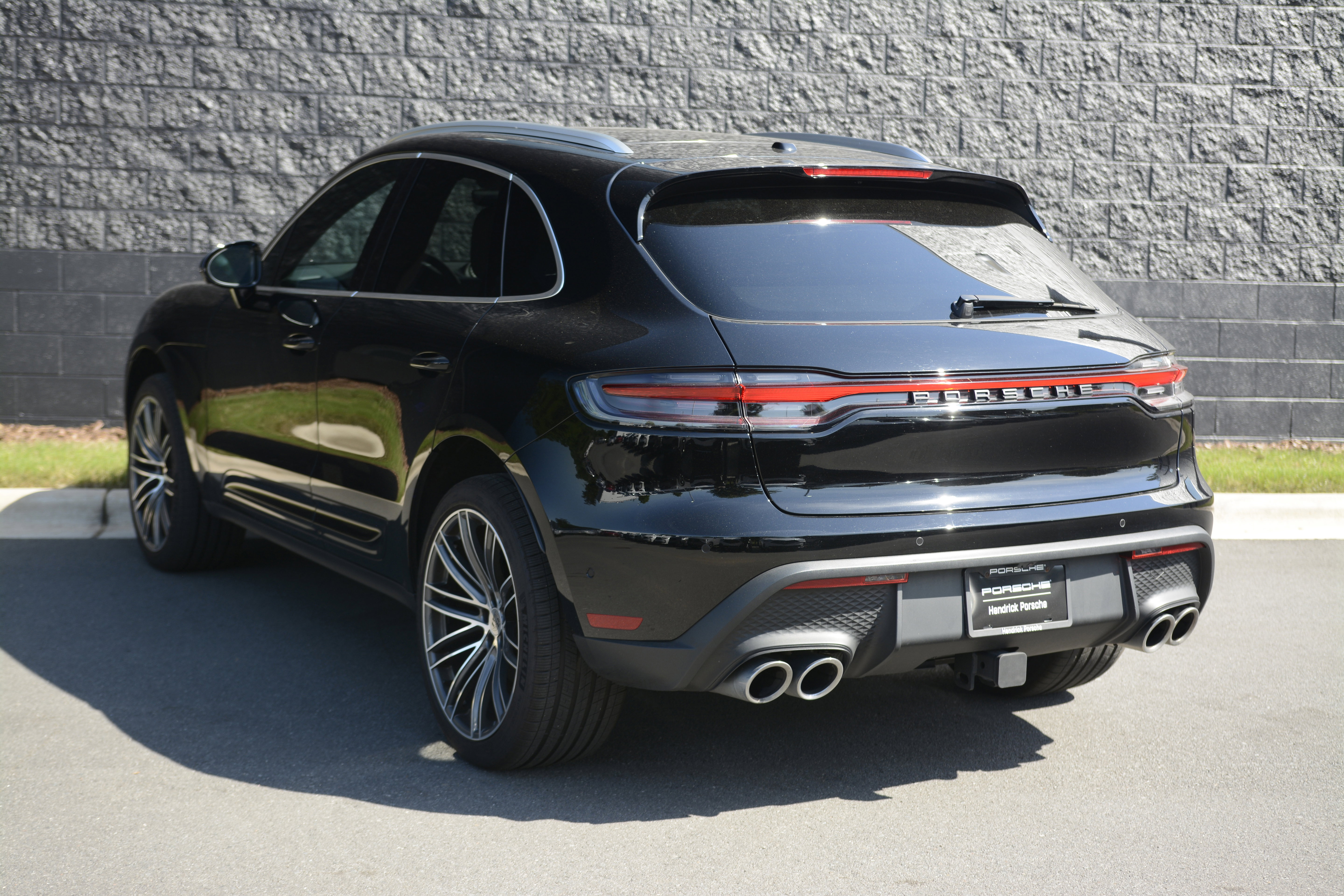 Used 2026 Porsche Macan AWD/4WD image 3