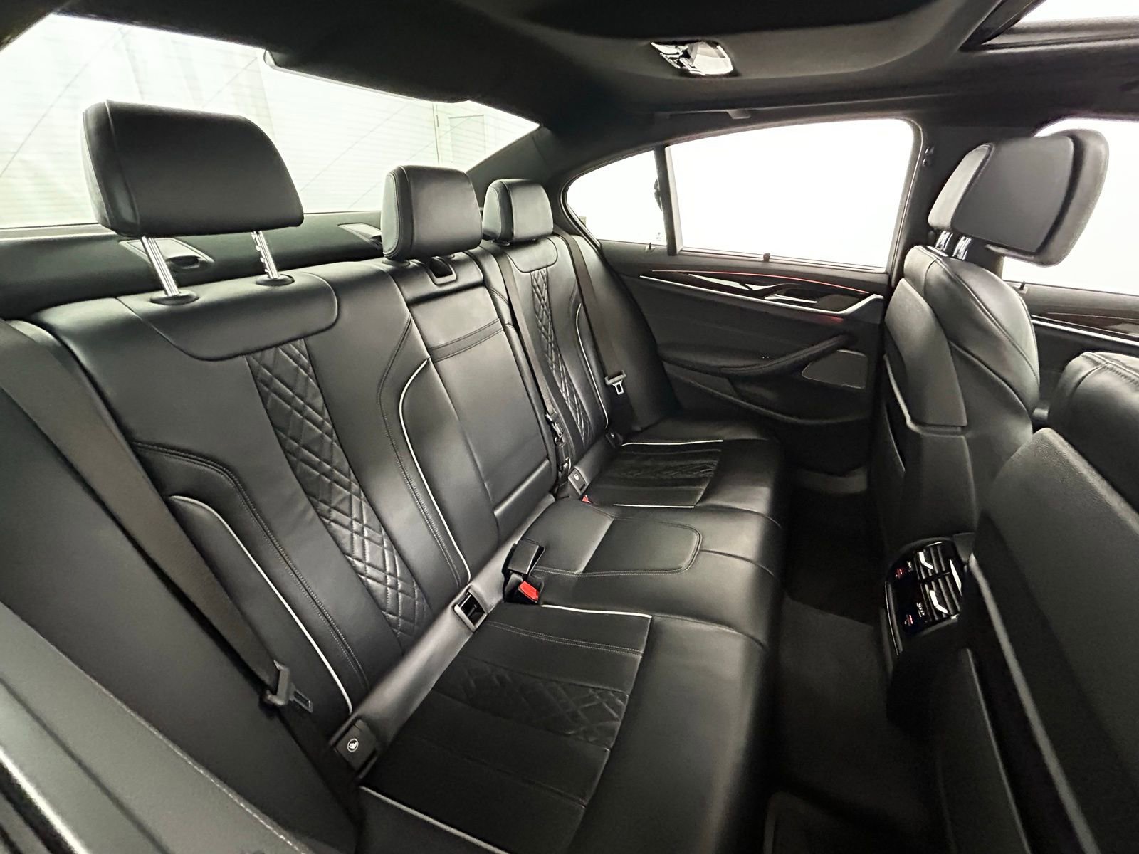 Used 2021 BMW M550i xDrive w/ Executive Package image 39