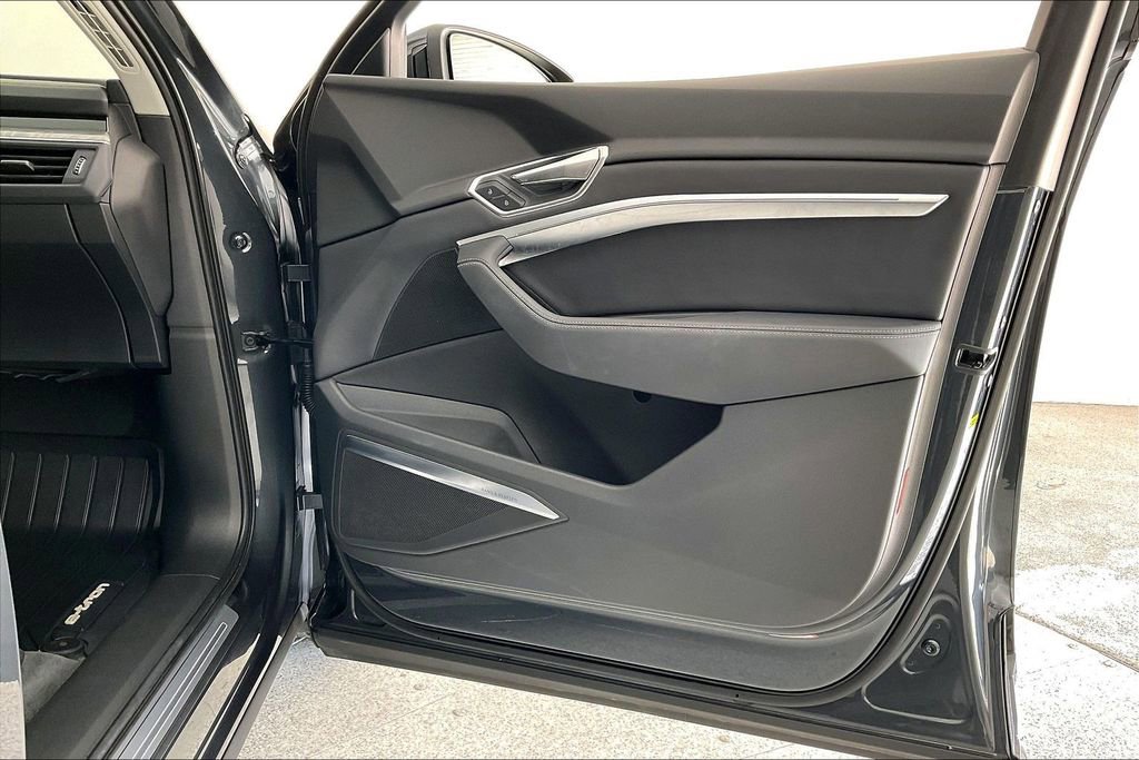 Used 2024 Audi Q8 e-tron Premium Plus w/ Premium Plus Package image 24