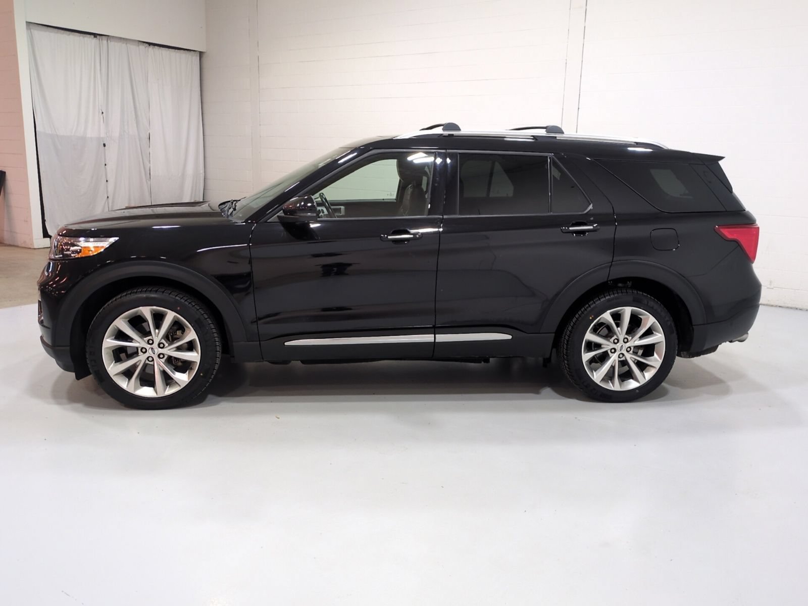 Used 2021 Ford Explorer Platinum w/ Equipment Group 601A AWD/4WD image 6