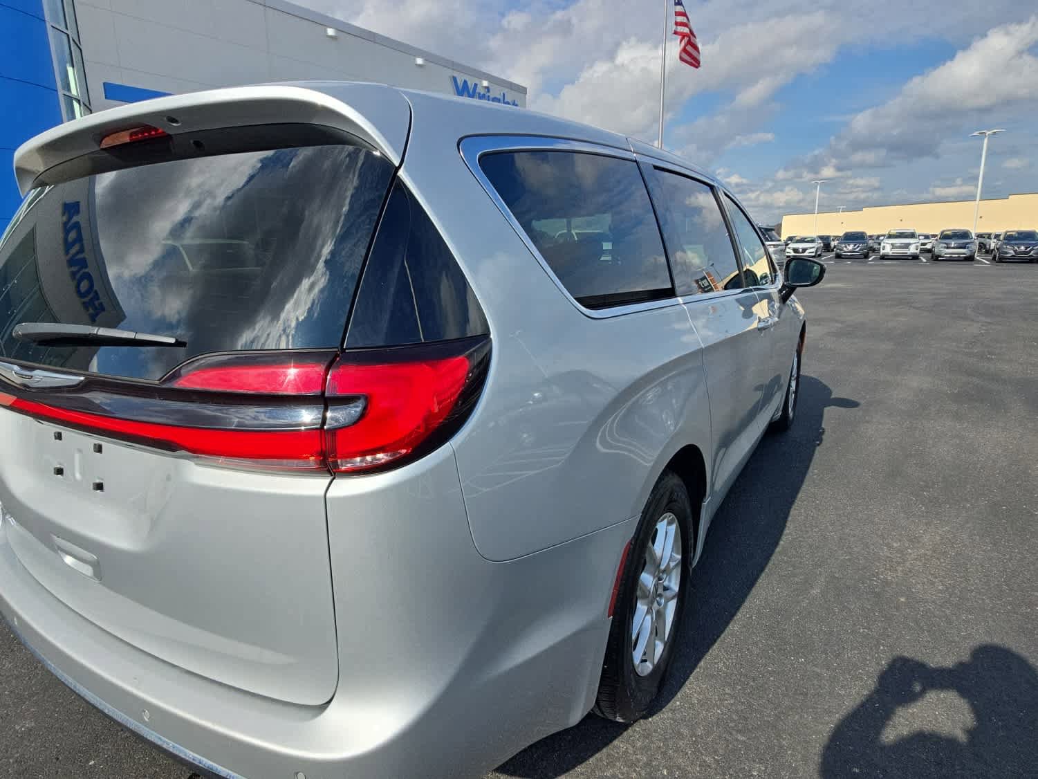 Used 2024 Chrysler Pacifica Touring-L image 8