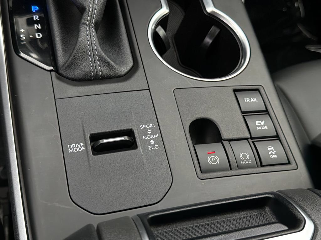 Used 2024 Toyota Highlander XLE AWD/4WD image 29