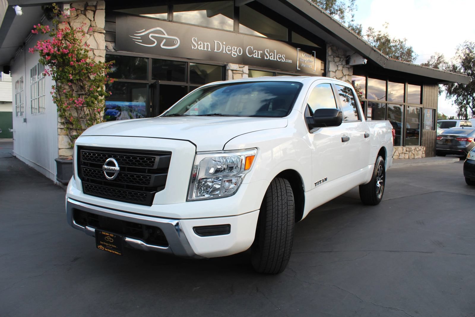 Used 2023 Nissan Titan SV RWD image 1