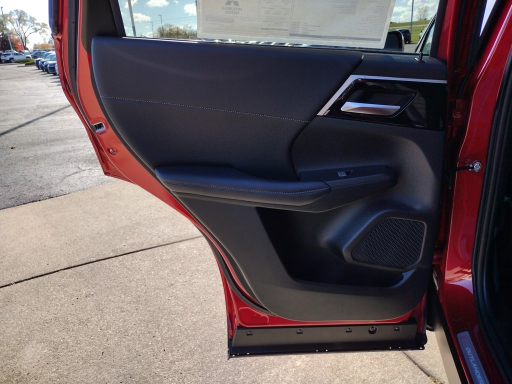 New 2025 Mitsubishi Outlander SE image 32