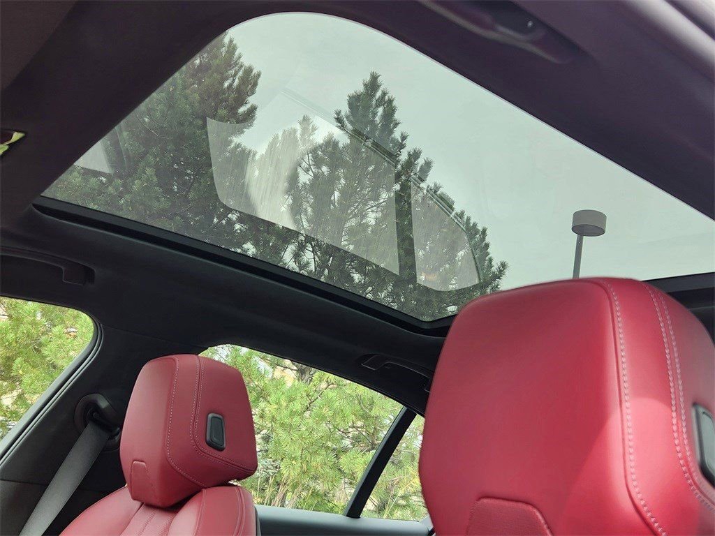 Used 2025 BMW 550e xDrive w/ Premium Package image 18