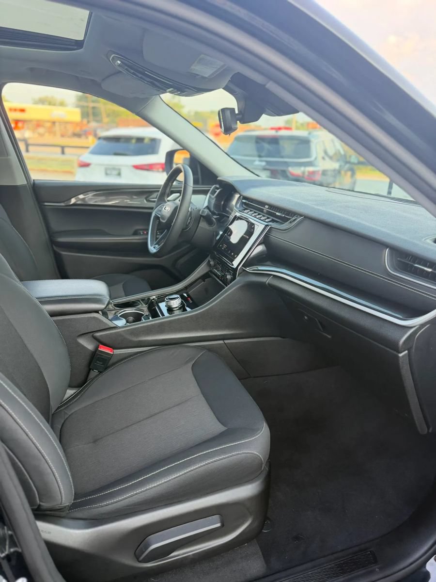 Used 2023 Jeep Grand Cherokee Laredo AWD/4WD image 16