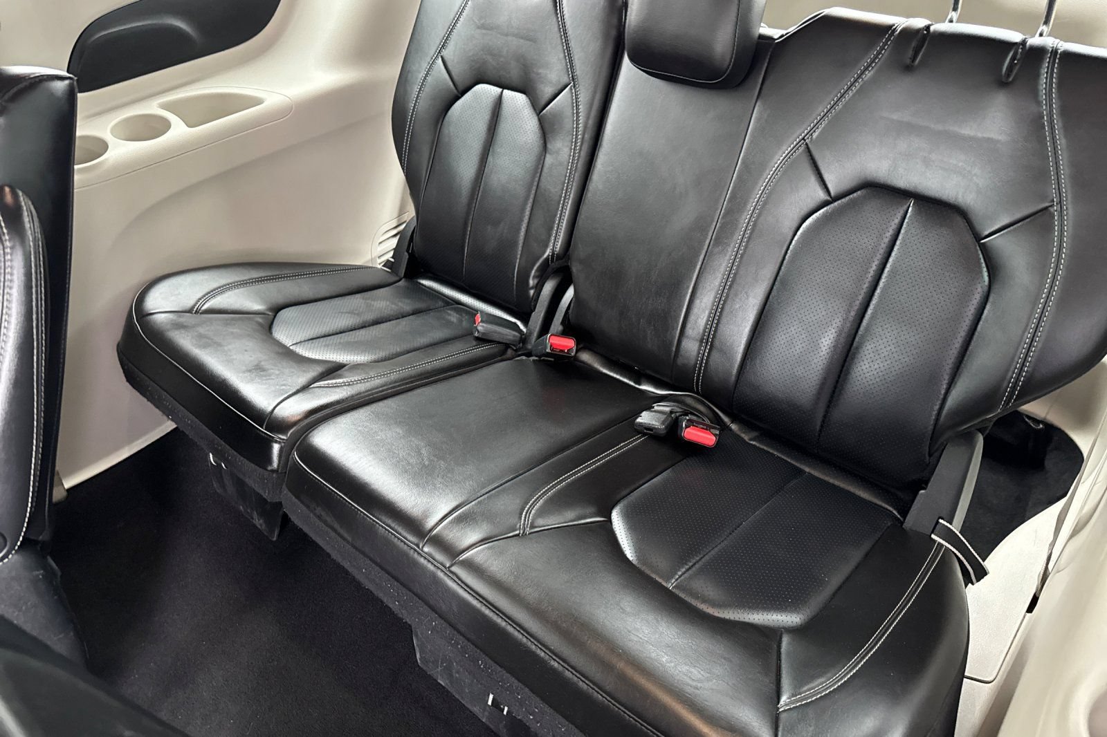 Used 2023 Chrysler Pacifica Touring-L FWD image 16