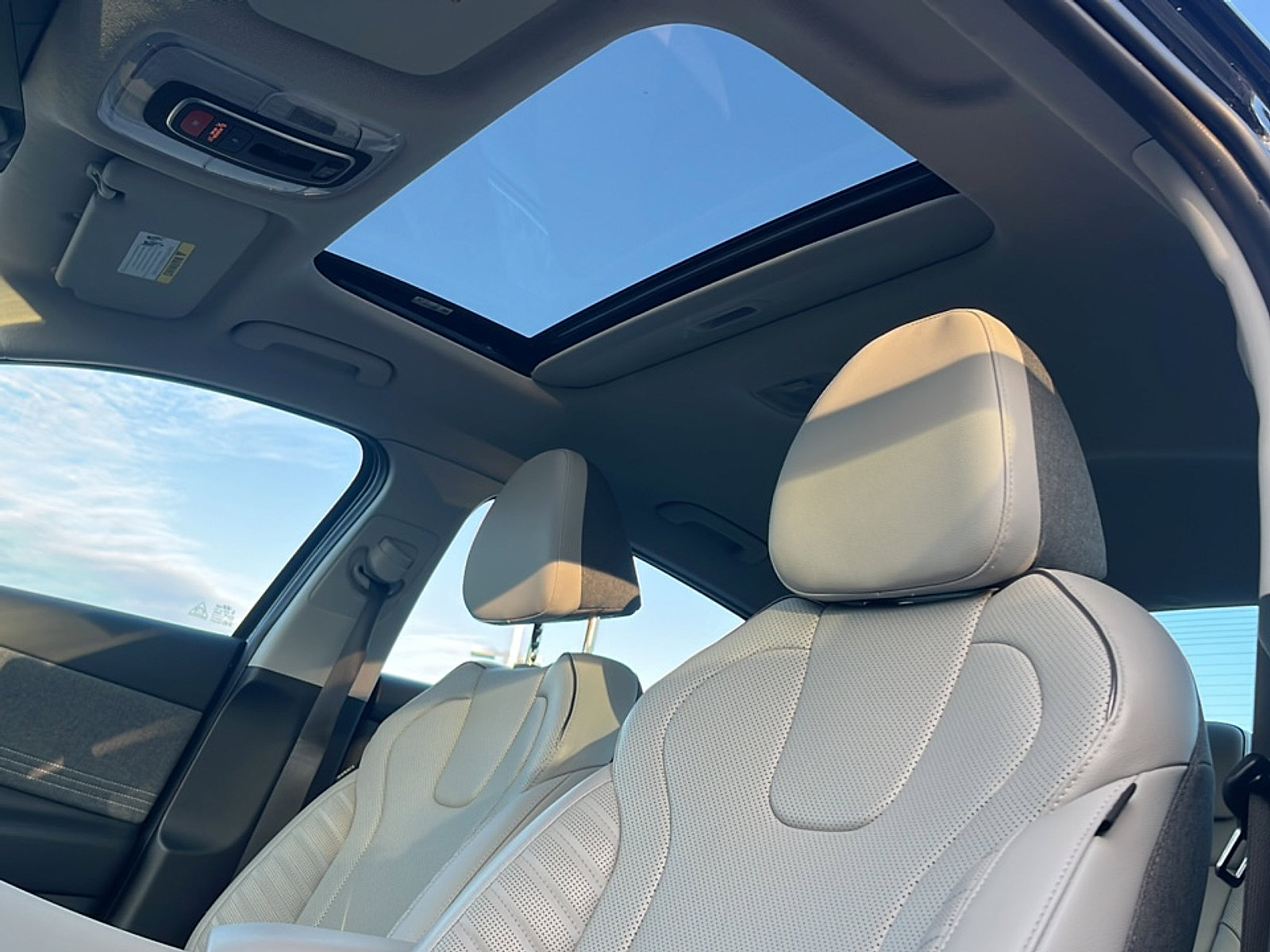 Certified 2024 Hyundai Elantra Limited image 17