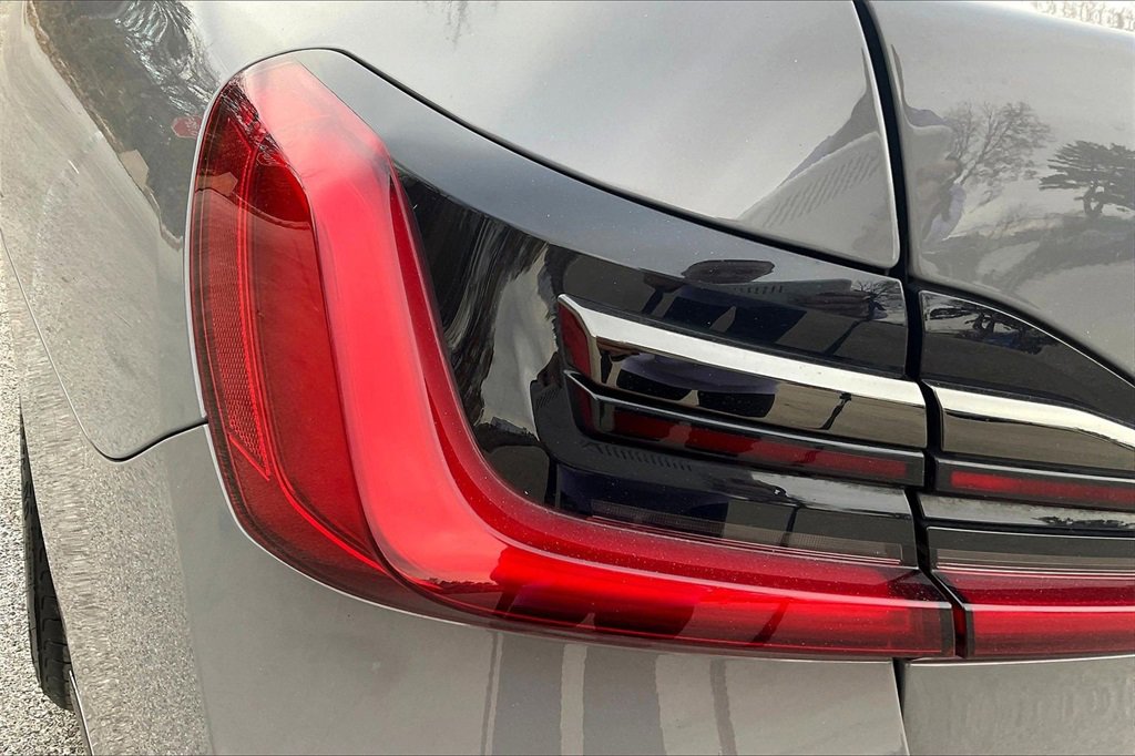 Used 2022 BMW 750i xDrive w/ Executive Package image 30