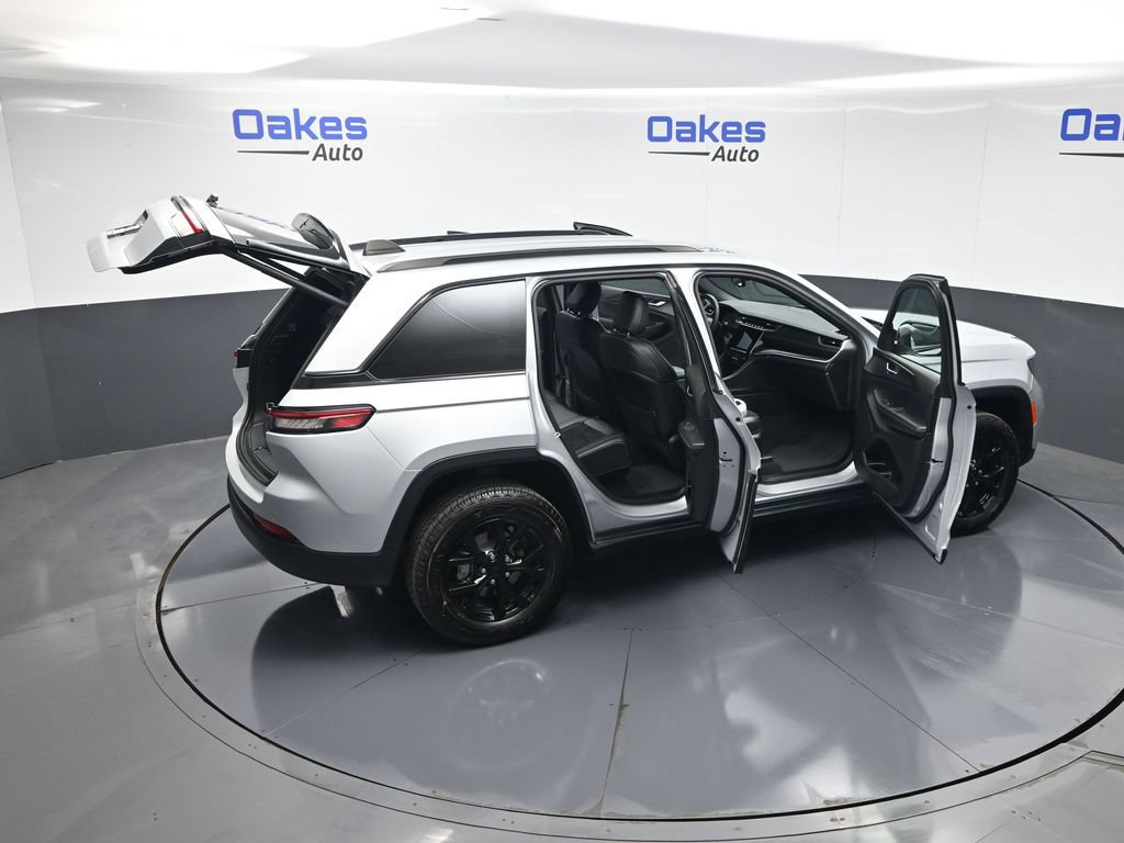 Used 2024 Jeep Grand Cherokee Altitude RWD image 56