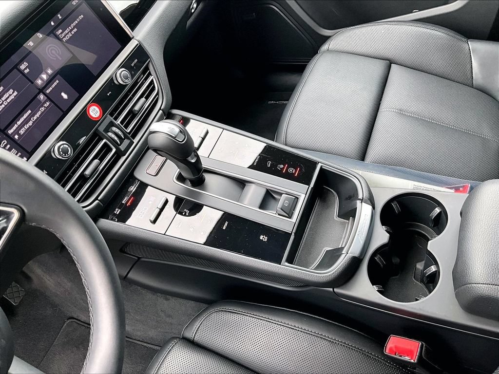 Certified 2025 Porsche Macan AWD/4WD image 17