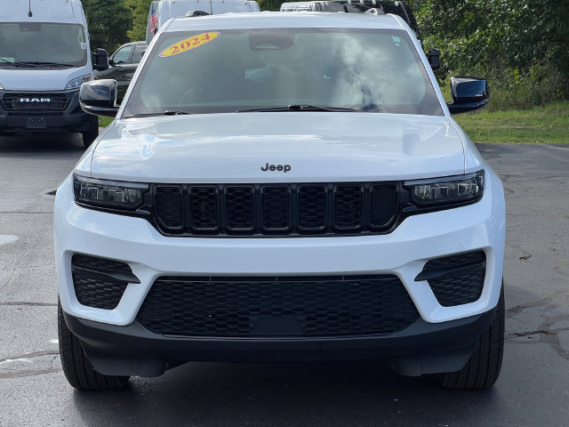 Used 2024 Jeep Grand Cherokee Altitude AWD/4WD image 40