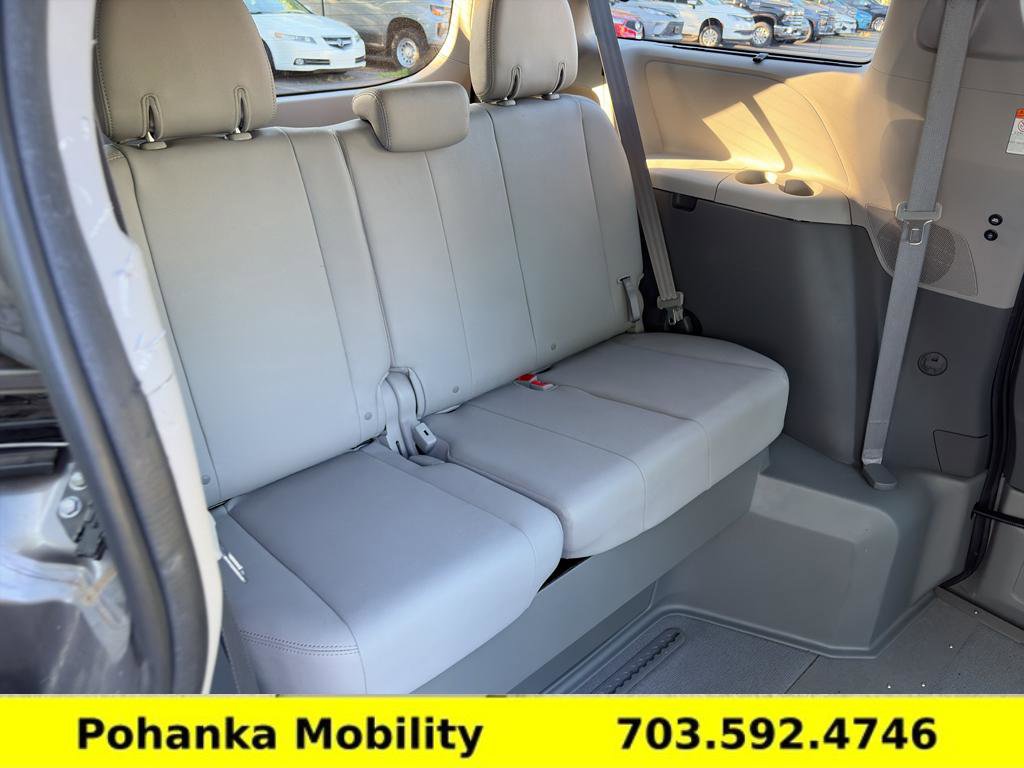 Used 2020 Toyota Sienna XLE w/ XLE Navigation Package FWD image 13