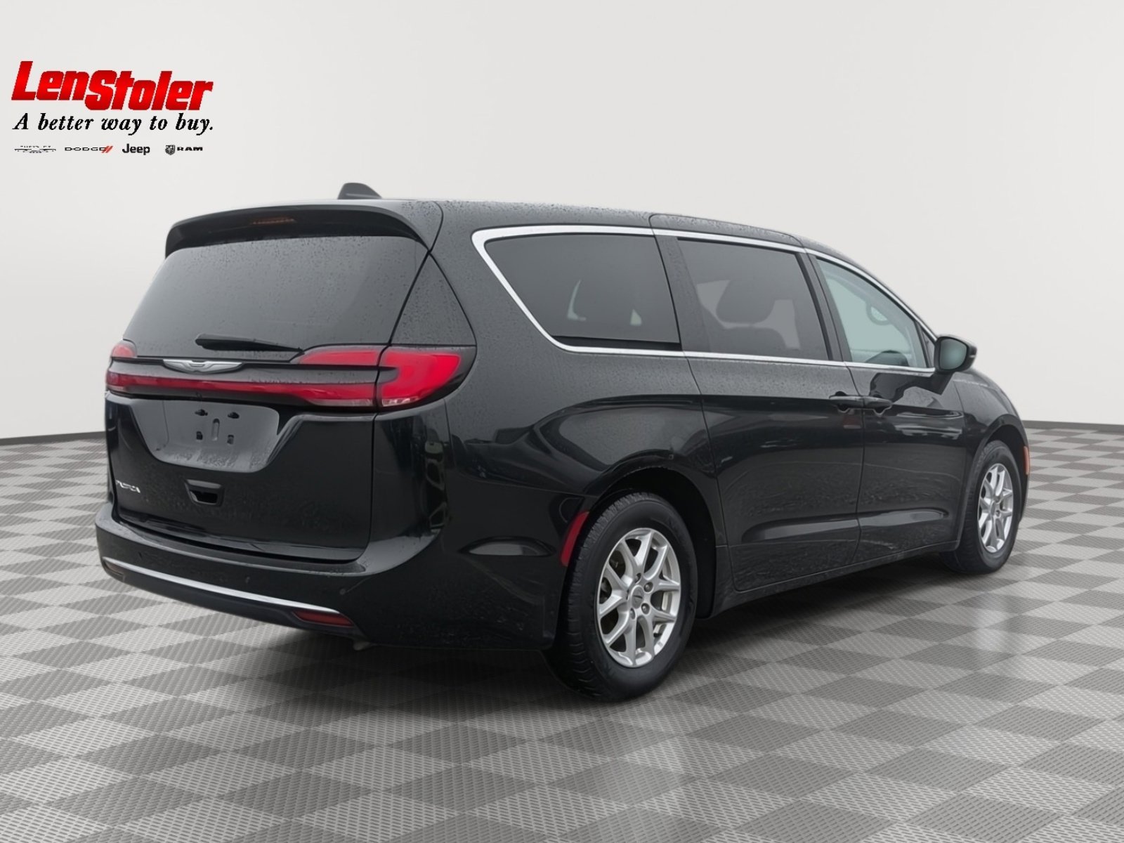 Used 2023 Chrysler Pacifica Touring-L image 5