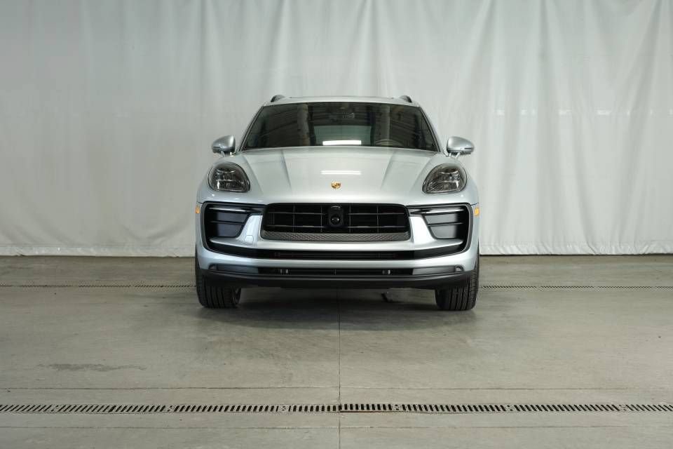 Certified 2025 Porsche Macan AWD/4WD image 10