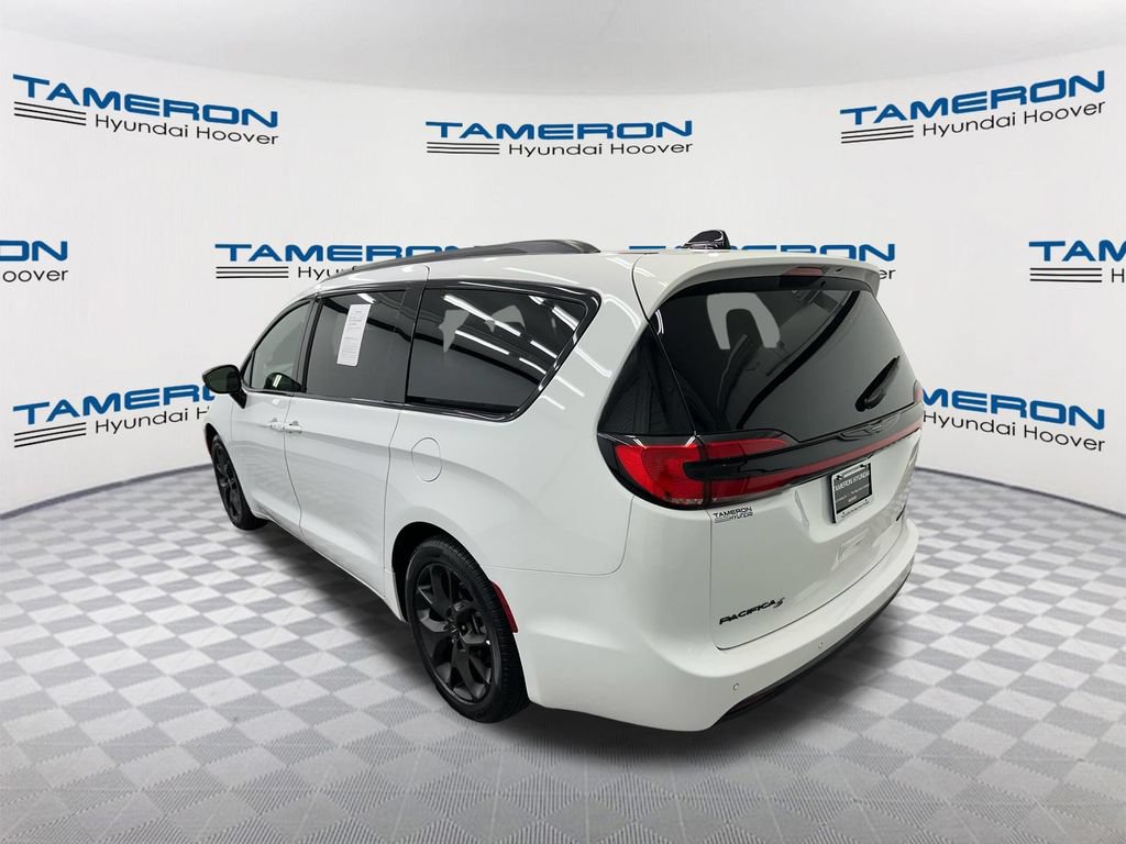 Used 2025 Chrysler Pacifica Limited FWD image 3