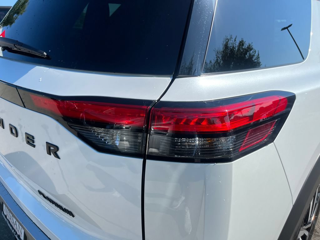 Used 2025 Nissan Pathfinder Platinum FWD image 44