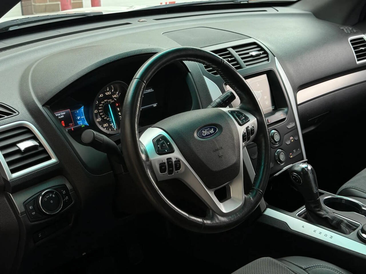 Used 2015 Ford Explorer XLT w/ Equipment Group 202B AWD/4WD image 28