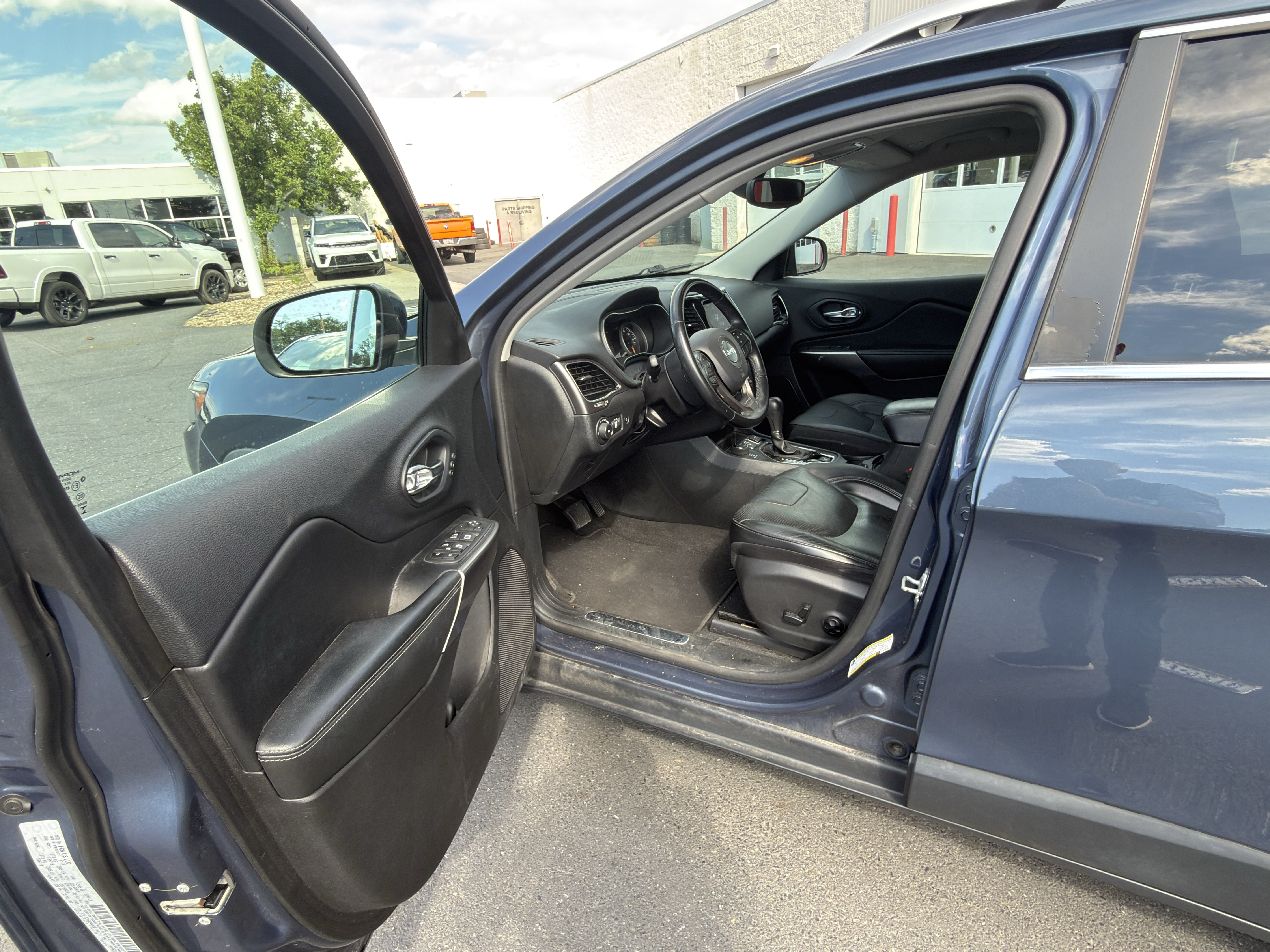 Used 2019 Jeep Cherokee Limited AWD/4WD image 12