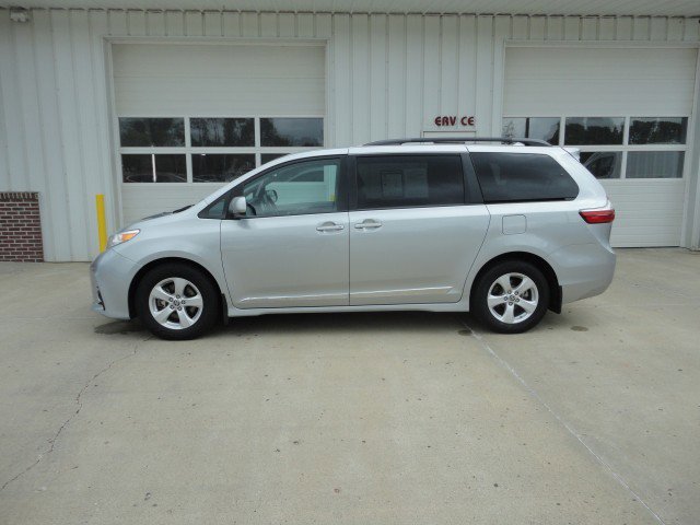 Used 2020 Toyota Sienna LE image 1