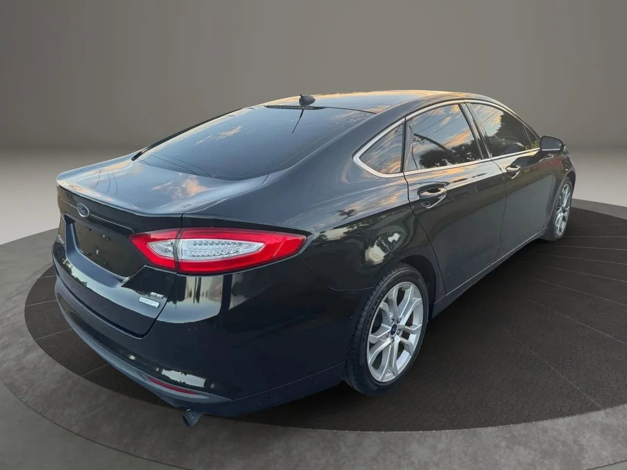Used 2015 Ford Fusion SE w/ Equipment Group 202A image 5