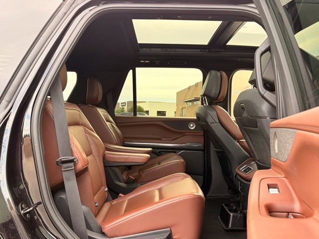 Used 2025 Lincoln Navigator Reserve AWD/4WD image 18