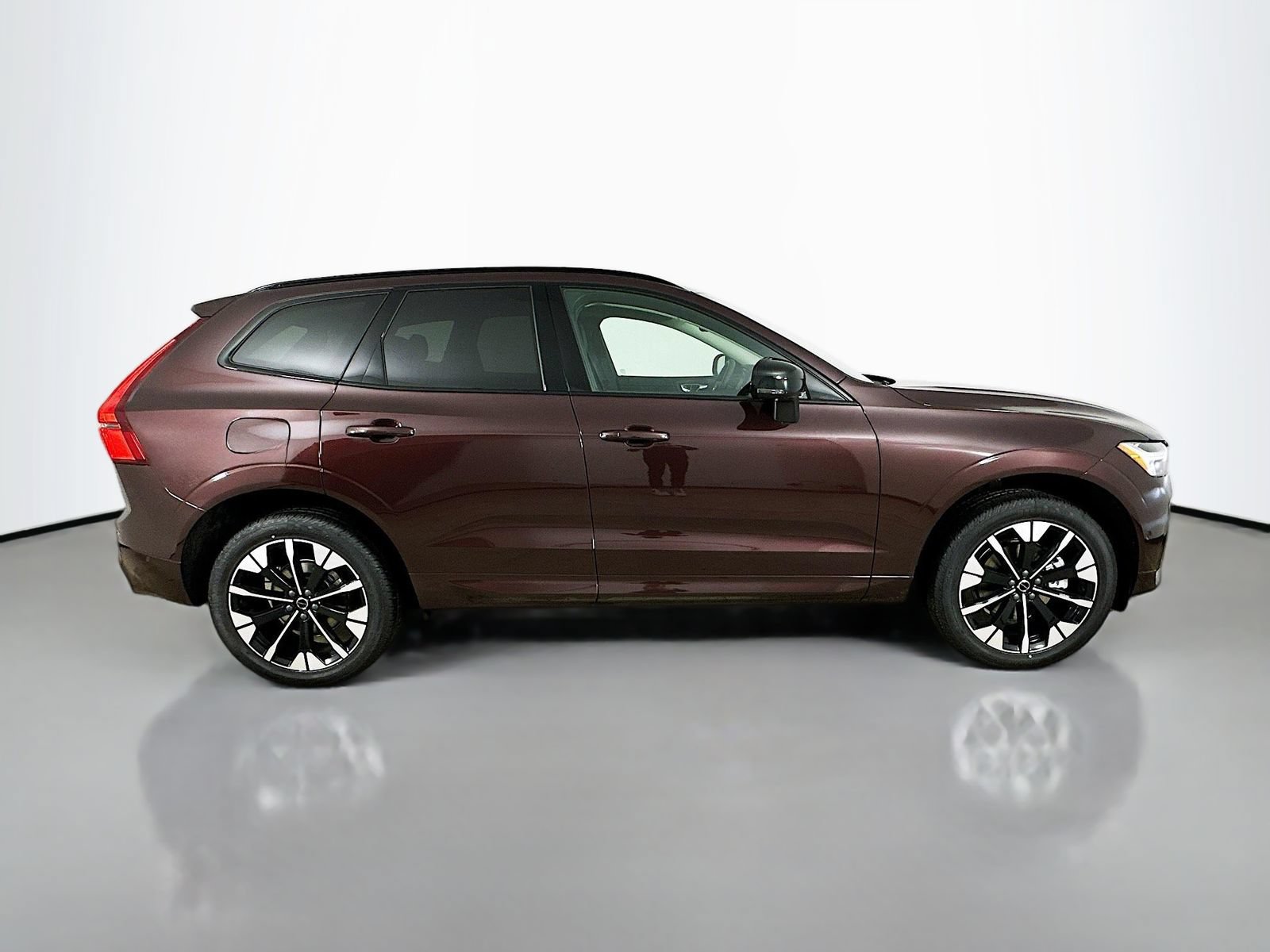 New 2026 Volvo XC60 B5 Plus w/ Protection Package Premier AWD/4WD image 4