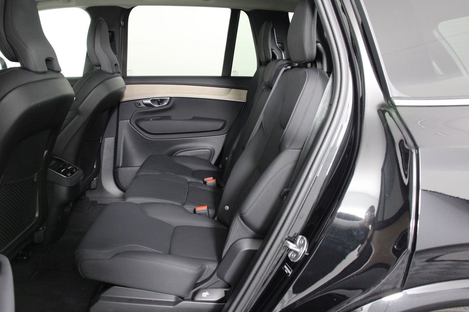 Certified 2026 Volvo XC90 B5 Plus image 32