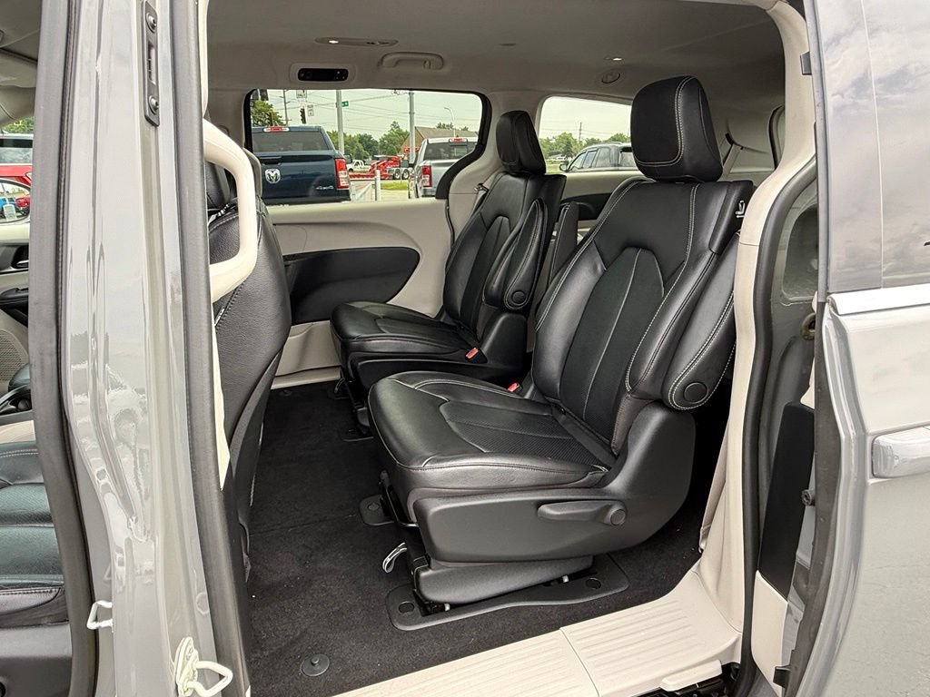 Used 2022 Chrysler Pacifica Touring-L FWD image 15
