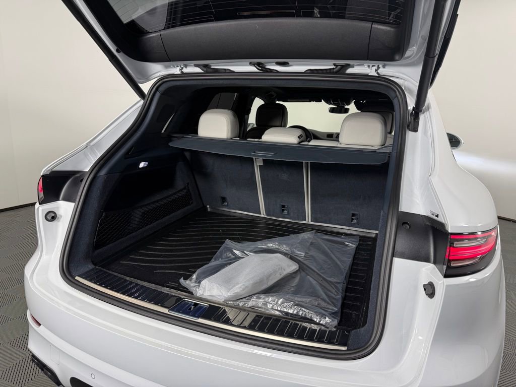 Certified 2023 Porsche Cayenne Turbo image 15